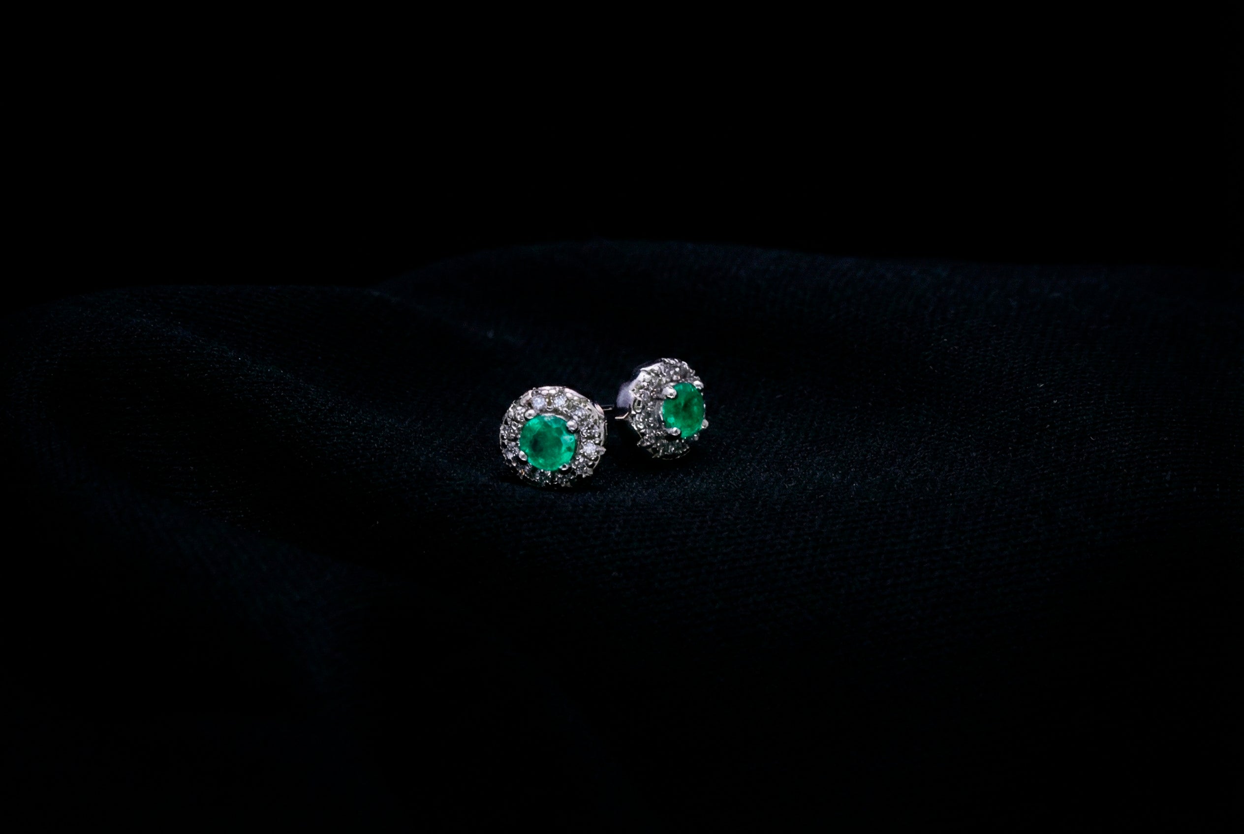STUDS W_ CENTER EMERALD WITH CZ SIL-43