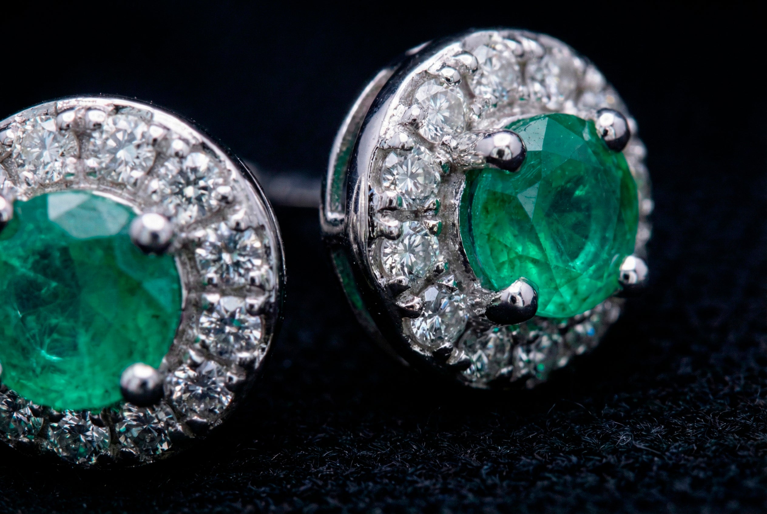 STUDS W_ CENTER EMERALD WITH CZ SIL-43