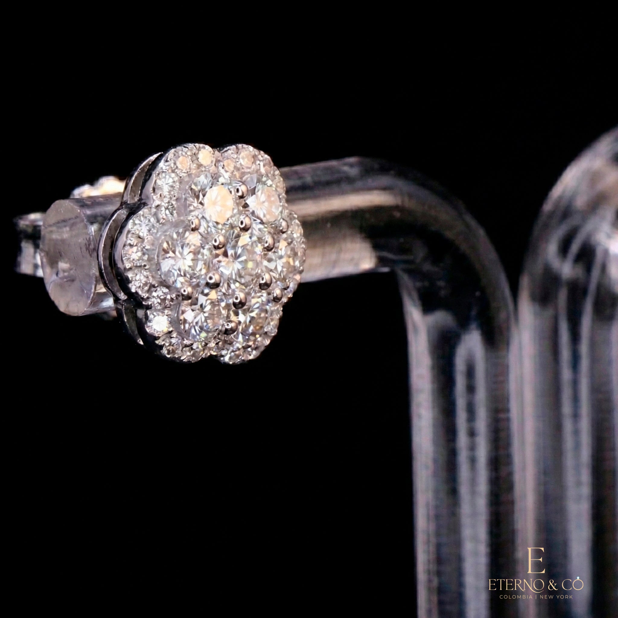 SIL-31 White Flower Moissanites